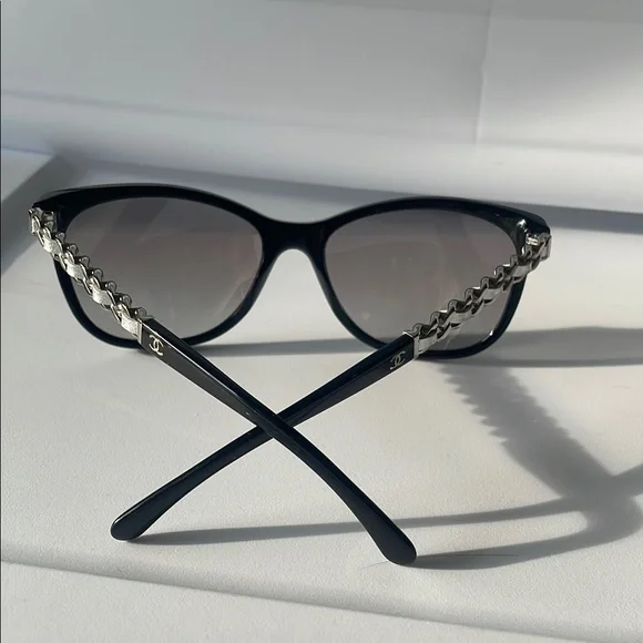 CHANEL Black Sunglasses with Chain Accent - Picture 3 of 9